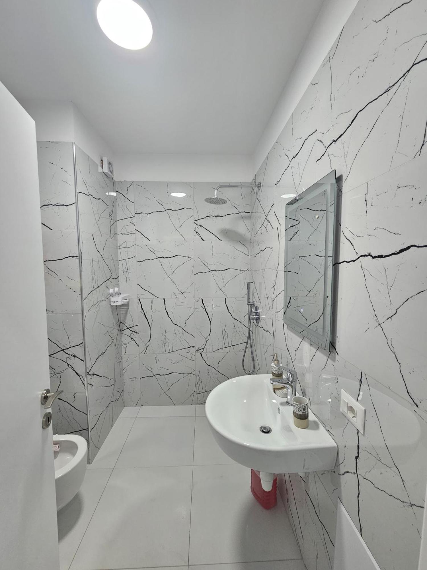 Appartamento Valentino Zirkon Tirana Esterno foto